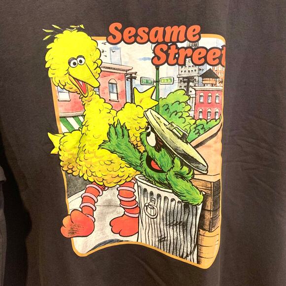 Uniqlo Sesame Street Big Bird Oscar the Grouch UT Graphic T-Shirt in Dark Gray - Picture 4 of 9
